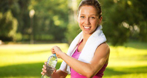 mujer bebiendo agua para una correcta dieta 