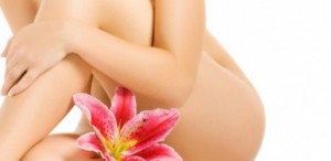 cuerpo de mujer desnudo en entrada Retrasar el crecimiento del vello