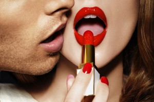 hombre maquillando a una mujer 