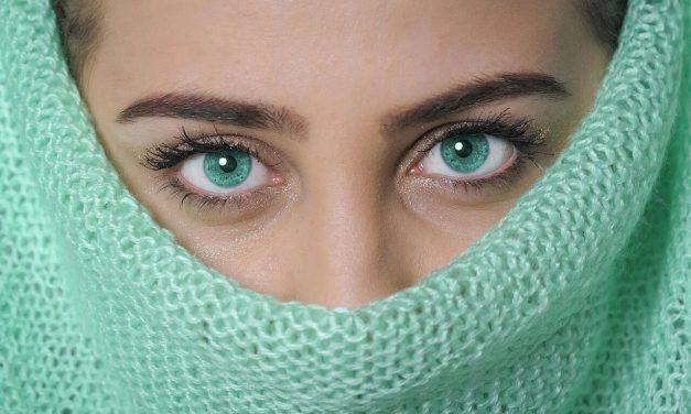 Tatuarse para disimular las Ojeras