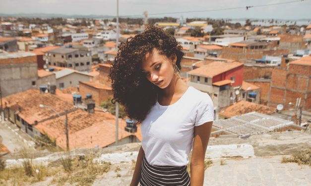 Cómo lavar el cabello rizado